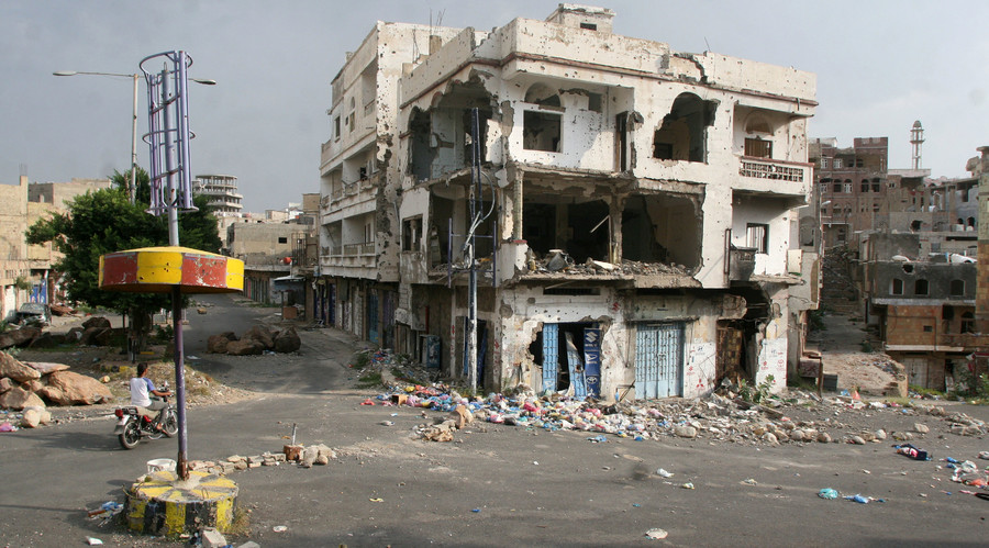 A damaged building is pictured in the war-torn southwestern city of Taiz, Yemen August 17, 2016. © Anees Mahyoub