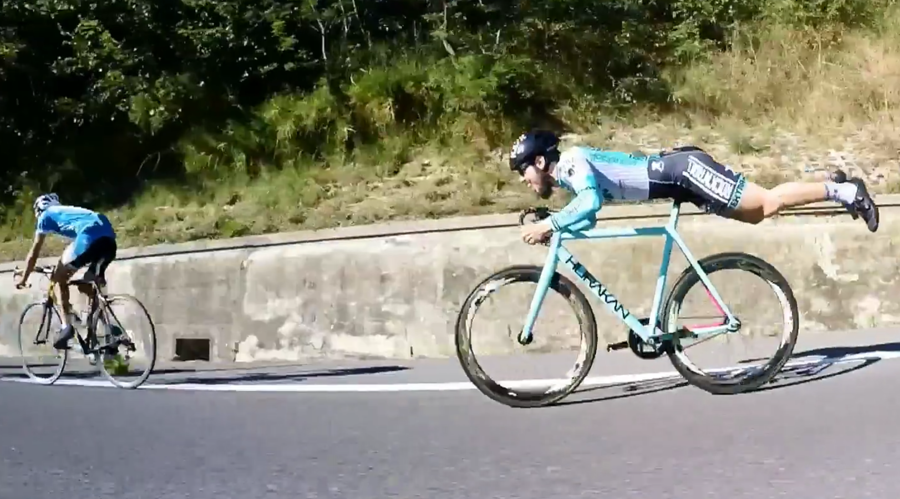 Wheel deal: Cyclist channels inner Superman to destroy rivals (VIDEO)
