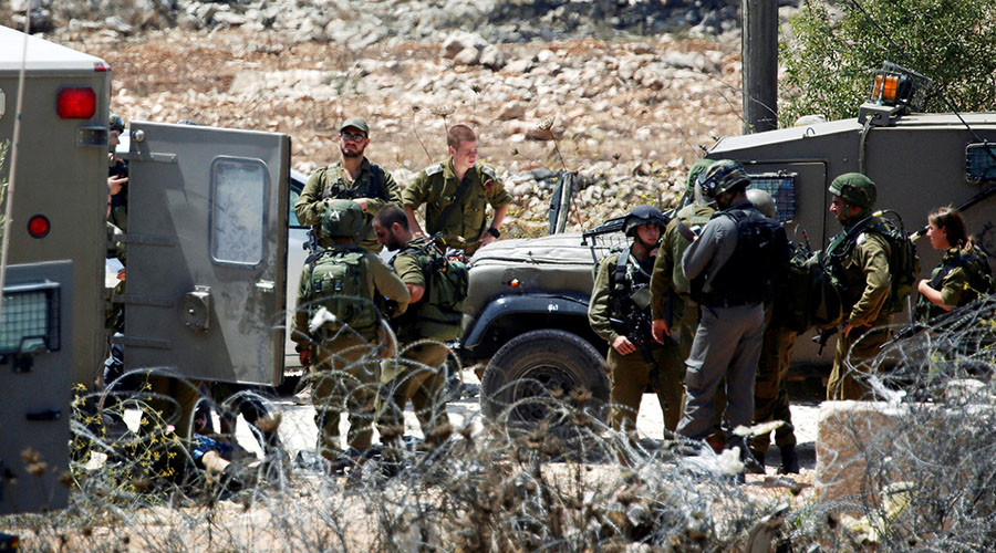 Israeli troops gather at the scene where a Palestinian was shot and killed by Israeli forces in the West Bank village of Silwad near Ramallah August 26, 2016. © Mohamad Torokman