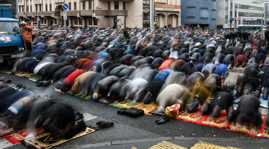 Muslims pray at the Festival of Sacrifice Eid al-Adha outside the Jameh Mosque, Moscow. © Vladimir Astapkovich