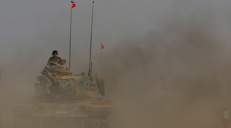 A Turkish army tank drives towards to the border in Karkamis on the Turkish-Syrian border in the southeastern Gaziantep province, Turkey, August 25, 2016. © Umit Bektas