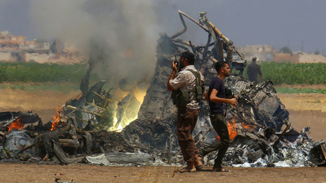 Men inspect the wreckage of a Russian helicopter that had been shot down in the north of Syria's rebel-held Idlib province, Syria August 1, 2016. © Ammar Abdullah