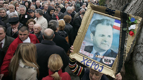 Supporters of Slobodan Milosevic wait in line to pay their respect at the former president's grave in Pozarevac March 10, 2007. © Marko Djurica