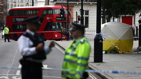 Police officers stand near a forensics tent after a knife attack in Russell Square in London, Britain August 4, 2016 © Neil Hall