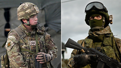 British (L) and Russian (R) soldiers. © Reuters 