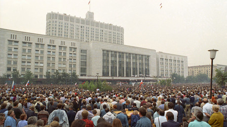 19 de agosto de 1991. O estado de emergência é declarado em Moscou, tropas e equipamento mudar para a cidade.  Manifestação em frente do Soviete Supremo da RSFSR direito