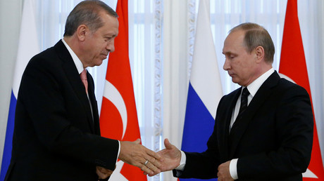 Russian President Vladimir Putin shakes hands with Turkish President Tayyip Erdogan © Sergei Karpukhin