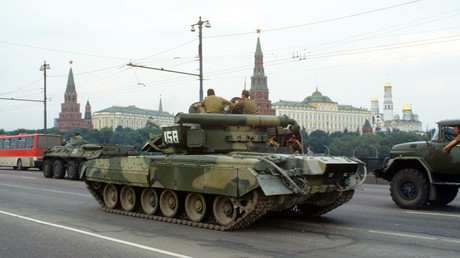 A tentativa d'etat 1991 golpe Soviética, também conhecida como a agosto Putsch.  O estado de emergência foi declarado no país e as tropas trazida para Moscou.  © Igor Mikhalev