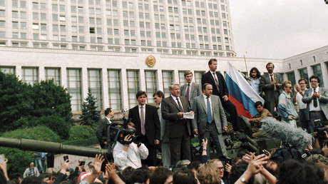 Président Boris Eltsine de la Russie, 2e à gauche, adresse au public devant le Conseil russe des locaux ministre lors du coup Août 1991 © RIA Novosti