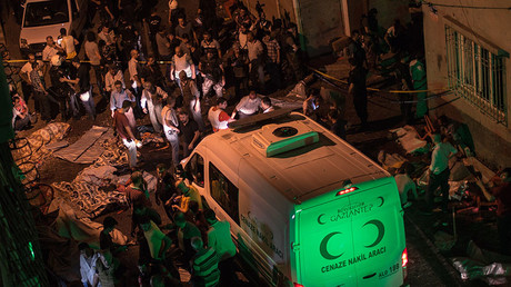 Ambulances arrive at site of an explosion on August 20, 2016 in Gaziantep following a late night militant attack on a wedding party in southeastern Turkey. © AFP