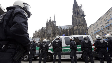 German riot police stand in front of the Cologne Cathedral in Cologne, Germany.© Vincent Kessler