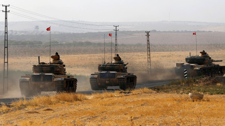 Turkish army tanks drive towards to the border in Karkamis on the Turkish-Syrian border in the southeastern Gaziantep province, Turkey, August 25, 2016. © Umit Bektas