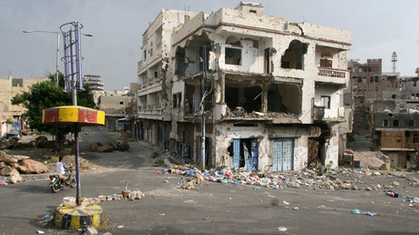 A damaged building is pictured in the war-torn southwestern city of Taiz, Yemen August 17, 2016. © Anees Mahyoub