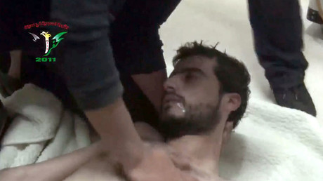 シリアの活動家グループKafrzitaによって放出された映像から撮影した画像のグラブは、男はうわさによれば、バレル爆弾容疑者は浜省で、Karfジータでは、2014年4月12日に、航空機から落下させた後にリリース毒を吸入からくさびで止める後に治療されている示しています。 ©Kafrzita / DSK