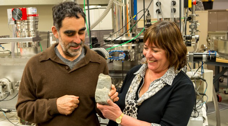 Inside this rock is the oldest evidence of life on earth, and possibly Mars too