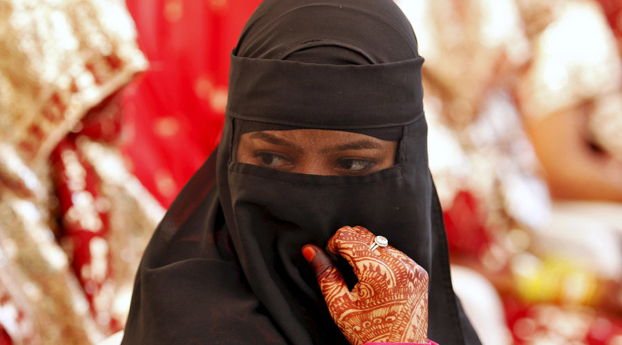 Hindu students in India protest Muslim women wearing burka on campus