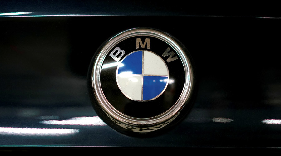 Gone in 100 seconds: Carjackers steal 4 BMWs in synchronised Russian dealership heist (VIDEO)