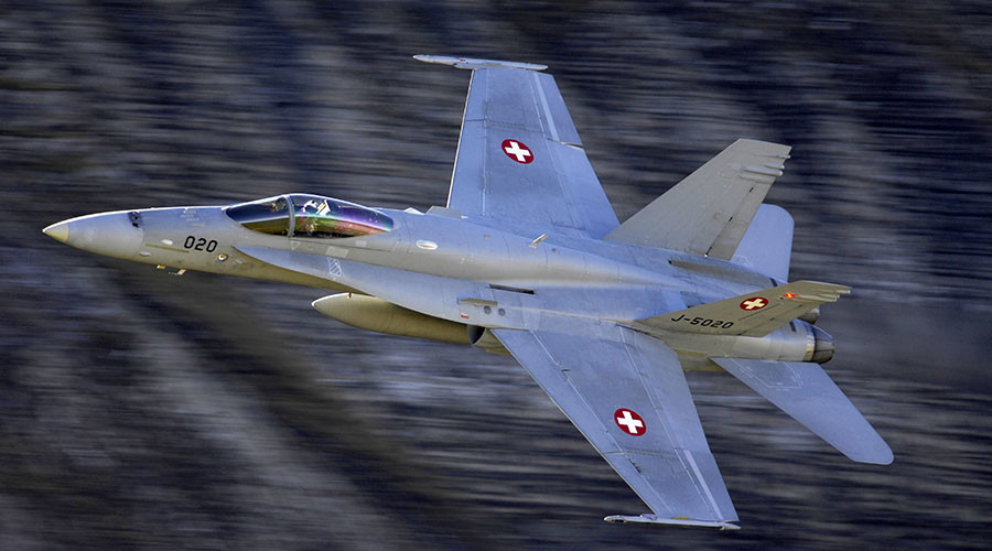Super-jet-escort: Swiss fighter-jets practice interception maneuvers on Czech govt plane - media