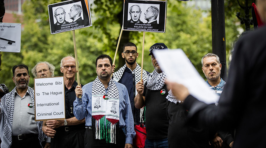 People demonstrate against the visit of Israel's Prime Minister Benjamin Netanyahu in The Hague, on September 6, 2016. © Bart Maat 