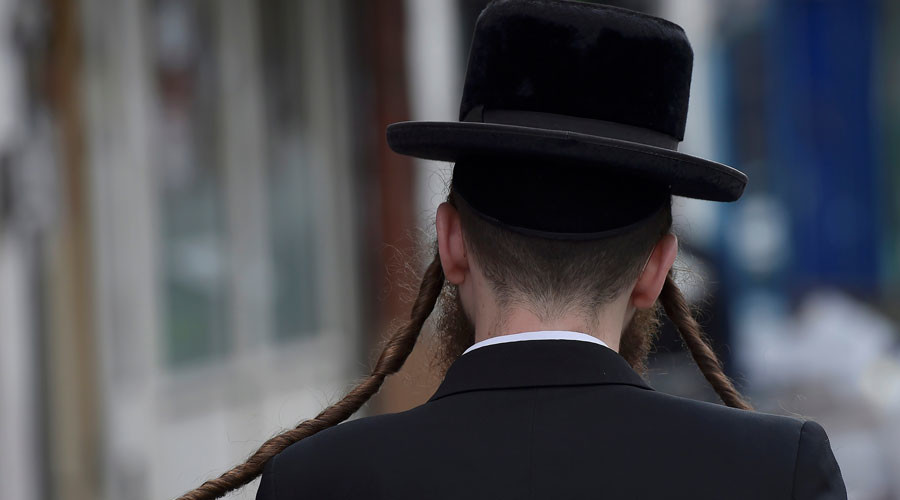 Rabbi who believes Jews brought Holocaust on themselves to visit UK