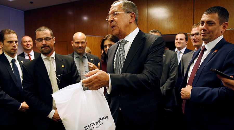 When only pizza & vodka will do: Lavrov treats tired journos to US-Russian snack after Syria talks