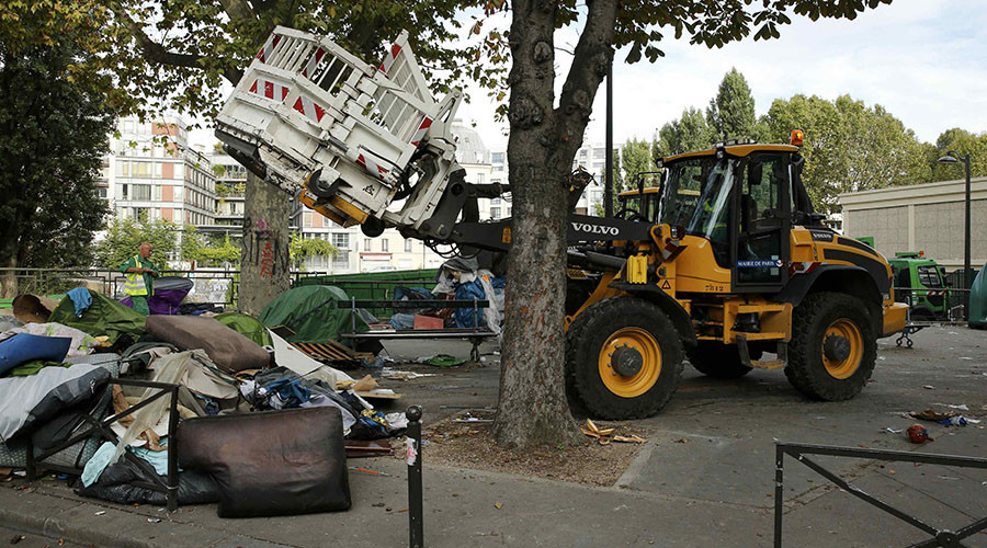 Paris authorities bulldoze 2 tent camps, relocate over 2,000 migrants (VIDEO)
