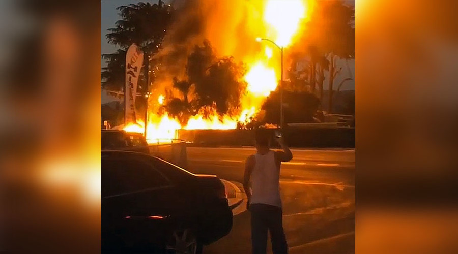 Fire rips through California house, forces nearby residents to evacuate (PHOTOS, VIDEO)