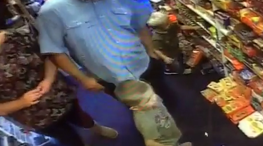 Family day out: Parents raid candy shop with help of 2 young kids (VIDEO)