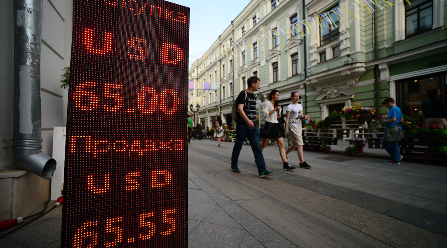 Russians expect long-term economic crisis but don’t fear its consequences – poll