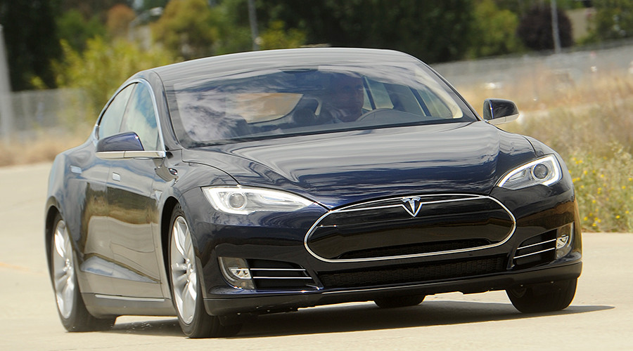 Self-driving Tesla smashes into tourist bus on Germany’s autobahn