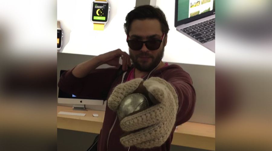 Disgruntled Apple customer smashes up store (VIDEO)
