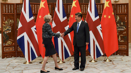 El presidente de China, Xi Jinping, le da la mano con el primer ministro británico, Theresa May, antes de su reunión en la casa del estado de West Lake en el marco de la Cumbre del G-20, en Hangzhou © Etienne Oliveau