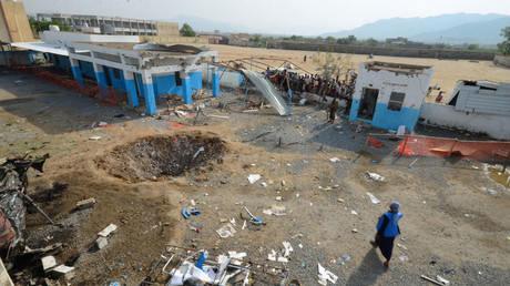 People look at a crater caused by a Saudi-led coalition air strike at the yard of a hospital operated by Medecins Sans Frontieres in the Abs district of Hajja province, Yemen August 16, 2016. © Abduljabbar Zeyad