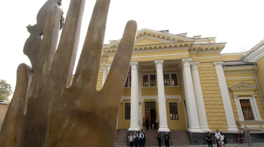 Man with gun & gas canister attempts to break into Moscow synagogue, wounds guard