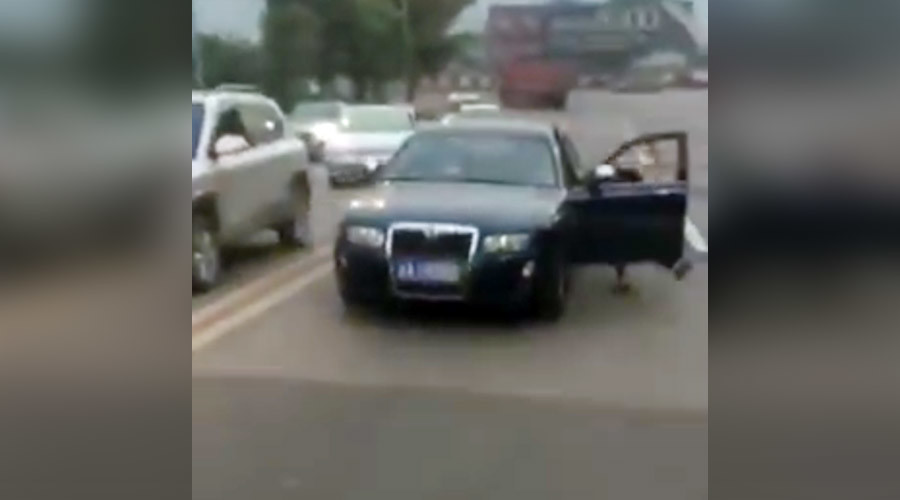 Furious driver knocked down, almost run over by her own car (VIDEO)