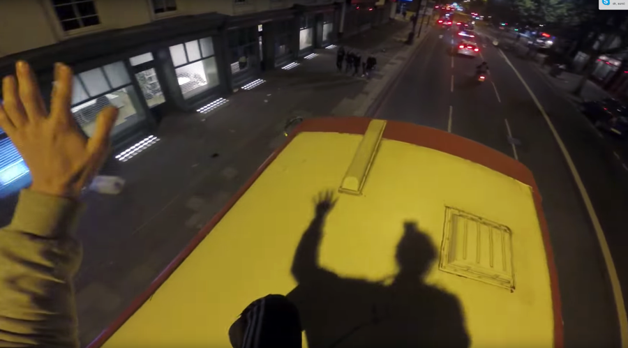 Bus surfer slammed for filming himself riding atop London double-decker (VIDEO)