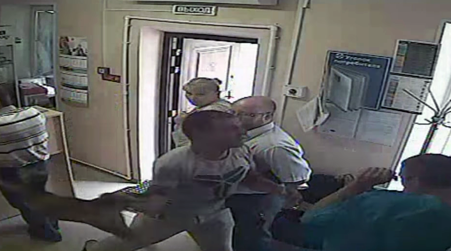 Furious pet owner smacks vet with dead cat, breaks doctor's nose in fight (VIDEO)