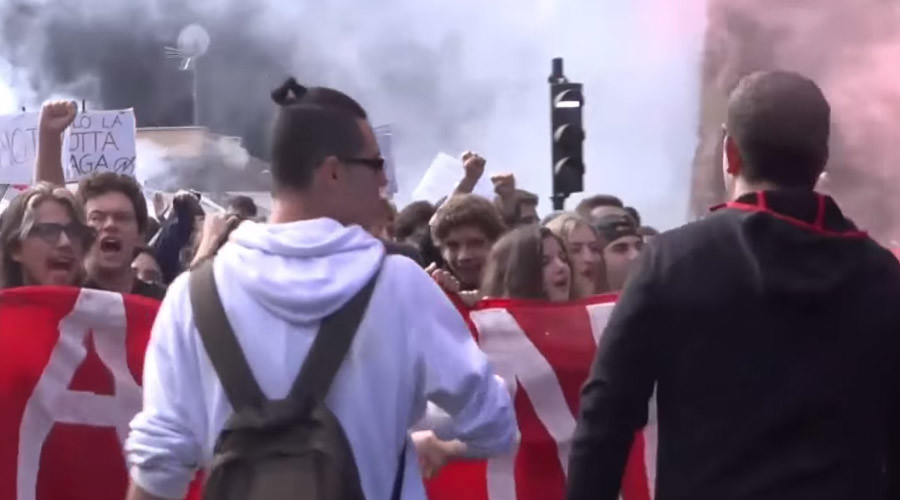 ‘This generation says no!’ Italian students take to the streets, scuffles break out (VIDEO)