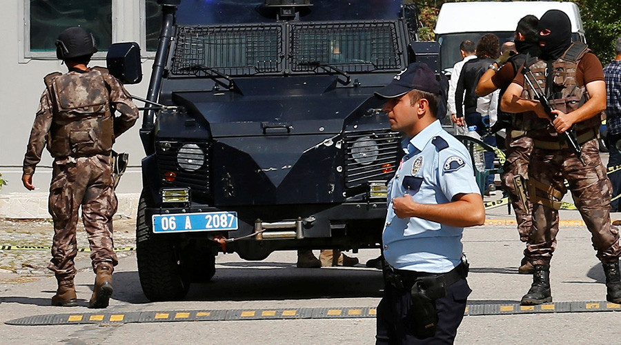 2 suicide bombers blow themselves up in Ankara during police op