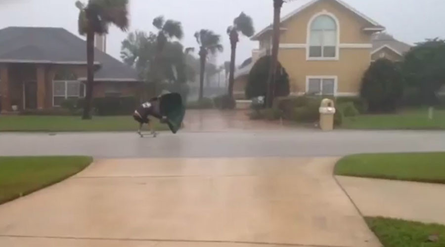 Florida swashbuckler ‘windsurfs’ Hurricane Matthew in epic stunt (VIDEO)