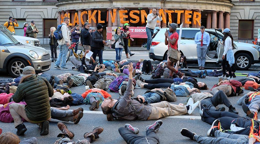 Police, protesters clash in Oregon over union contract, bodycam accountability