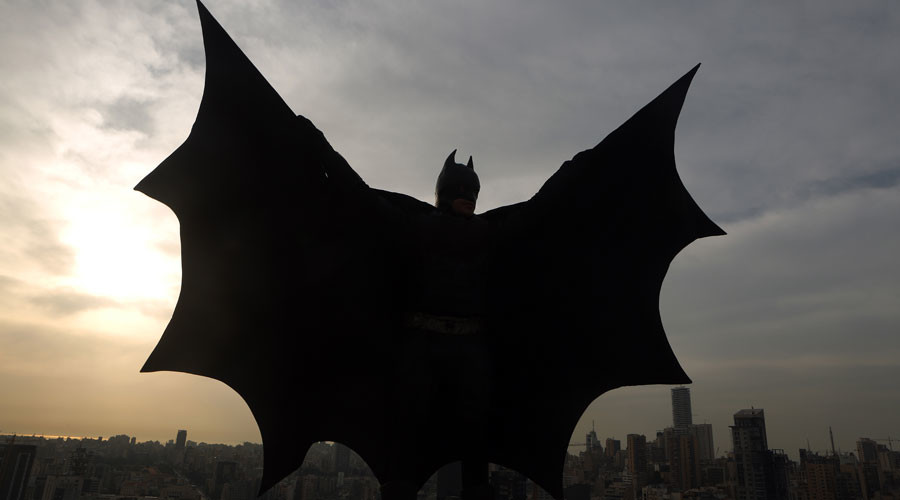 Batman to the rescue? Masked vigilante takes on Britain’s ‘killer clowns’ (VIDEO)