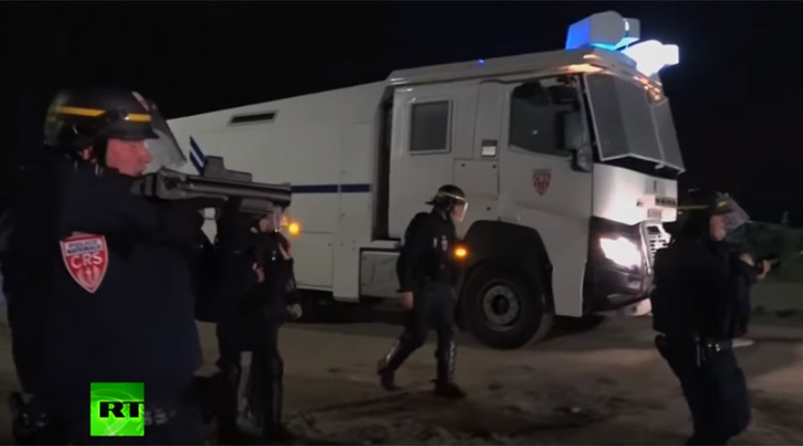 French police & migrants clash for several hours at Calais ‘Jungle’ camp (VIDEO)