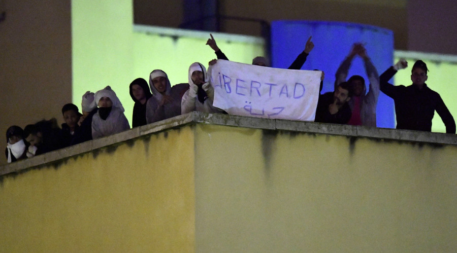 ‘Freedom!’ Refugees stage rooftop protest at detention center in Madrid (PHOTOS, VIDEO)