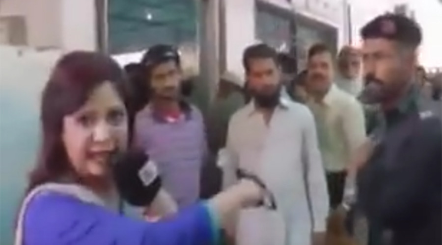Pakistani policeman slaps female journalist and assaults cameraman in public (VIDEO)