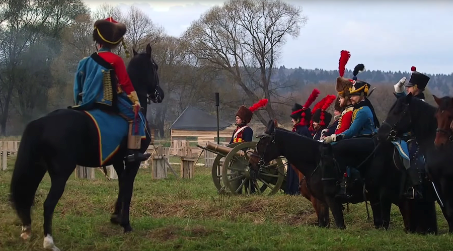 Battle from War & Peace brought to life as Napoleon’s defeat reenacted near Moscow (VIDEO)