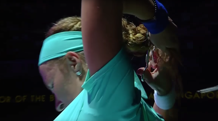 Tennis ace Kuznetsova cuts hair mid-match, сhops down Radwanska in WTA Finals (VIDEO)