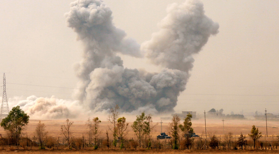 Smoke rises after an U.S. airstrike, while the Iraqi army pushes into Topzawa village during the operation against Islamic State militants near Bashiqa, near Mosul, Iraq October 24, 2016. © Ahmed Jadallah / Reuters