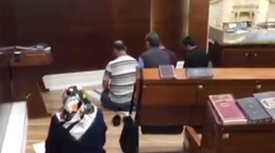 Muslims mistake synagogue for mosque in Israeli airport, use prayer shawls as prayer mats (VIDEO)
