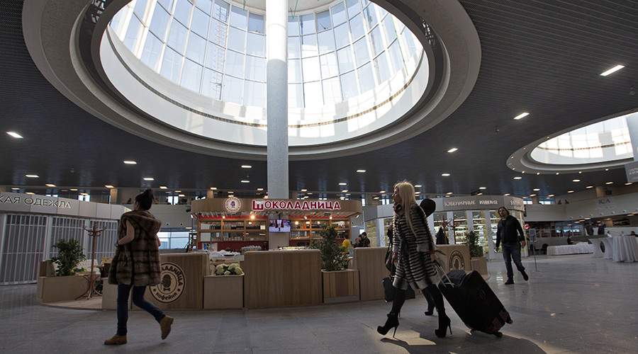 Russians willing to emigrate unchanged since 2011, poll shows
